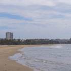 La playa de Llevant de Salou, una de las más concurridas durante la Semana Santa, ofrecía ayer una imagen inédita.