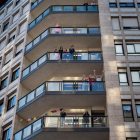 Una imagen de archivo de personas en los balcones.
