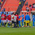 Los jugadores del Nàstic y del Lleida saludándose al final del partido.