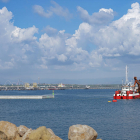 El Puerto de Tarragona colocó ayer la primera cajita de la nueva terminal para cruceros.