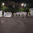 Trabajadores de Bergé Logística protestando en las puertas de Saint-Gobain.