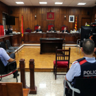 Sala de vistas de la Audiencia de Tarragona donde se hace el juicio, con el acusado sentado fuera de la imagen por indicación del tribunal.