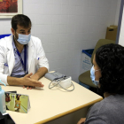 El responsable de la Unidad de Insuficiencia Placentaria de Vall d'Hebron e investigador del VHIR, el doctor Manel Mendoza, con una paciente que sufrió la covid-19 cuando estaba embarazada.