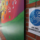 Mensaje para fomentar la higiene en uno de los pasillos del Colegio Jaime Vera de Torrejón de Ardoz, Madrid.