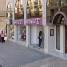 Imatge d'arxiu d'un establiment de la clínica dentl a la plaça Prim de Reus.