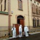 Tres efectius de l'exèrcit de terra davant la residència Sant Antoni Abad de l'Arboç, on han fet tasques de descontaminació