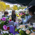 Imatge de clients comprant flors a una parada del Mercat de flors al cementiri de Tarragona el dia de Tots Sants de 2018.