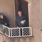 Plano medio de un participante de la Semana Santa de la Selva del Camp interpretando los temas de la procesión de la Agonia de Divendres Sant desde el balcón de su casa.