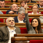 Pla mitjà de Carlos Carrizosa i Lorena Roldán amb el dit amunt en el ple del Parlament del 7 de febrer del 2020