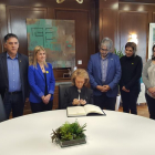 Mariàngela Vilallonga firmante el libro de Honor de la Diputación.