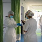 Profesionales sanitarios atienden enfermos de coronavirus en el Hospital Clínic.