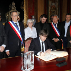 El expresidente de la Generalitat y eurodiputado Carles Puigdemont firmante en el libro de honor del Ayuntamiento.