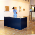 Pla general d'un visitant a l'exposició del Museu de les Terres de l'Ebre d'Amposta