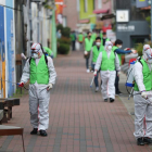 Treballadors desinfectan una calle en Corea del Sur