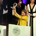 La guanyadora del 69è Premi Planeta, Eva García Sáenz de Urturi, alça el guardó, a l'escenari del Palau de la Música.