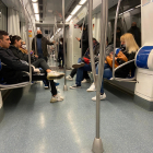 Interior de un vagón de metro de la línea amarilla durante la hora punta del segundo día trabajo de estado de alarma, el 17 de marzo
