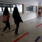 Varios estudiantes se dirigen a un aula por un pasillo en el IES Simone Veil de Paracuellos del Jarama, Madrid.