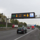 Imatge d'un panell lluminós a l'autopista.