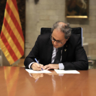 El president del Govern, Quim Torra, signa el decret de l'etapa de represa, a Palau el 18 de juny de 2020.