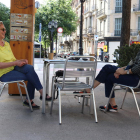 Plano abierto de dos personas hablando en una terraza de un horno en la Rambla de Catalunya en Barcelona.