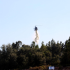 Un helicóptero sobrevolando la zona afectada por el incendio forestal.