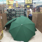Van tapar el cos amb tres ombrel·les que estaven posades a la venda amb la finalitat d'evitar el tancament