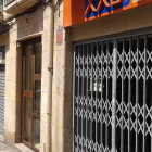 Imagen de archivo de varios comercios de la calle Unió de Tarragona cerrados en domingo.