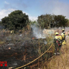 Bombers treballant en l'extinció de l'incendi