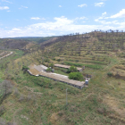 Imagen aérea donde se puede ver una zona con una granja afectada por el incendio de la Ribera d'Ebre en la C-233 entre Bovera y Flix.
