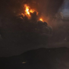 El volcà indonesi Sinabung va expulsar aquest diumenge un núvol de cendra i fum d'uns 1.000 metres d'altura