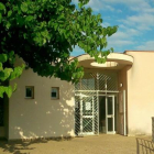 Imatge de l'entrada al Centre Cívic de Monnars, on té el local la FAV Llevant de Tarragona