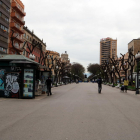 La Rambla Nueva de Tarragona con poca gente paseando y sin paradas de libros en un Sant Jordi atípico, marcado por la crisis sanitaria por coronavirus.