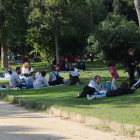 Varios grupos haciendo picnic en el parque de la Ciutadella de Barcelona durante el primer domingo en que han entrado en vigor las nuevas restricciones.