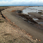 La barrera de sorra que es va començar a construir d'emergència després del temporal a la platja de la Marquesa, a la badia del Fangar.