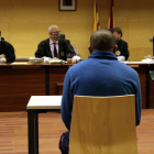 De espaldas, el acusado de violar y apuñalar a la expareja en Figueres.
