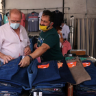 Un paradista y un cliente comprando en uno de los puestos de ropa del mercado de Bonavista que ha reabierto después de tres meses de inactividad.