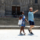Dos dels pocs turistes que passejaven davant la catedral de Barcelona.
