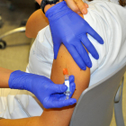 Imagen de archivo de una mujer vacunándose.