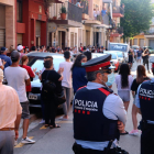 La concentración convocada al barrio de La Llàntia de Mataró para echar del barrio una familia de ocupas.