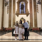 Jorge Orts y Laura Romera, con su hija Carla después de recibir la primera comunión en la parroquia de Sant Francesc de Tarragona.