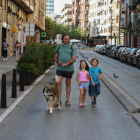 Una família passejant per la calçada al carrer Escultor Rocamora ahir a la tarda.