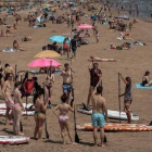 Miles de personas disfrutan en la playa de València durante el primer día de la “nueva normalidad” tras el fin del estado de alarma.