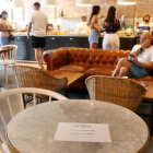 Una cafetería de la plaza Mercadal de Reus, con mesas no disponibles para garantizar la distancia de seguridad.