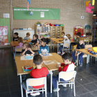 Niños de P4 sentados en una clase de Santa Coloma de Queralt.