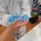 Una petita extracció de sang en un dit per dur a terme una prova per detectar el coronavirus a una residència.