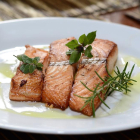 El salmón es und los alimentos que nos ayudan a recuperar vitamina D.