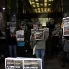 Universitarios del SEPC y de las asambleas de facultad muestran carteles de la huelga.