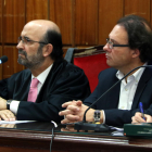 L'exalcalde de Torredembarra Daniel Masagué, al costat del seu advocat, Pau Simarro, durant la vista a l'Audiència de Tarragona.