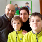 Fotografía facilitada por Luis Sobrado, al lado de su esposa Cristina y los hijos de los dos Guillermo y Gonzalo, que han dado positivo en Covid-19.