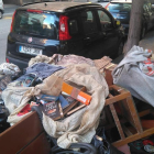 Imagen de voluminosos y trastos pertenecientes a una vivienda de Pere Martell que el servicio de limpieza se encontró ayer en la acera.